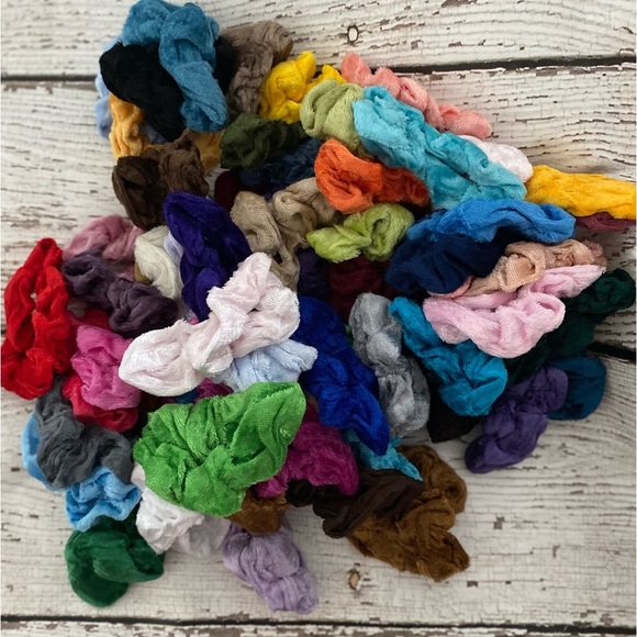 Set of 4 Velvet Scrunchies- Assorted/ Random Colors NWOT - Picture 5 of 6
